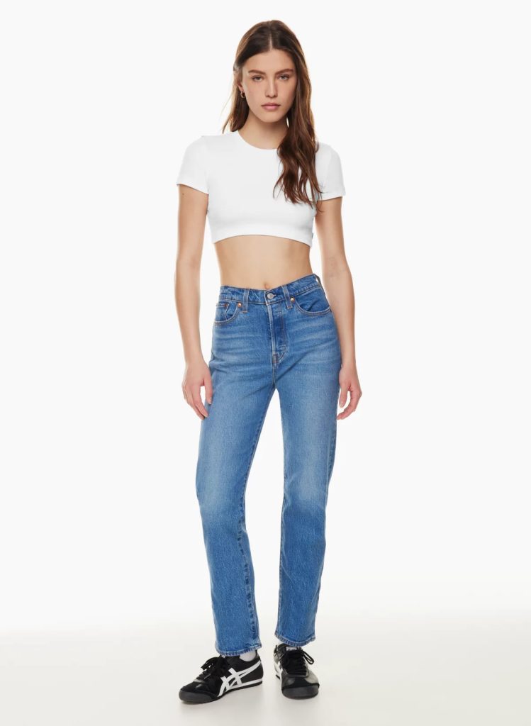 Wedgie straight jeans, when purchasing straight-leg jeans, you need to consider factors such as design, material, size, color, and personal body shape characteristics.