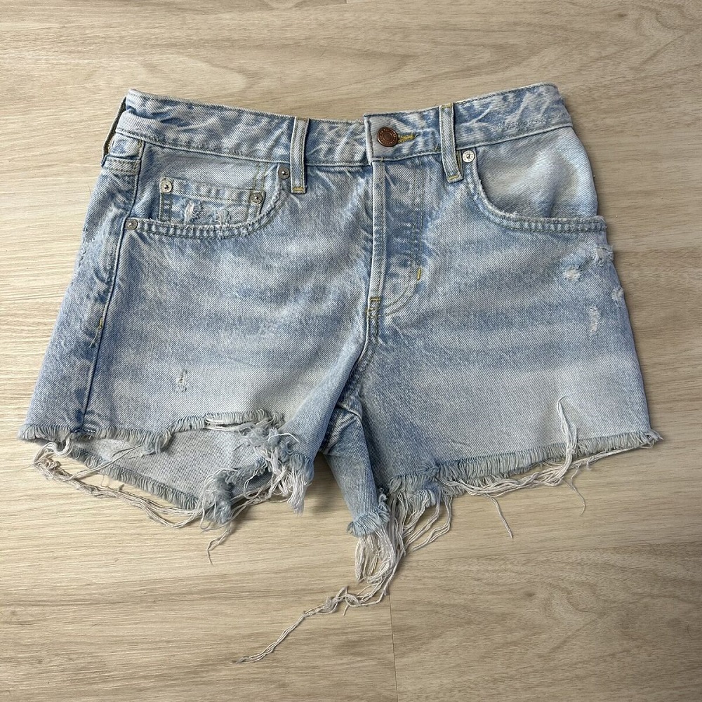 Casual Cool: Top Outfit Ideas Featuring Light Wash Jean Shorts